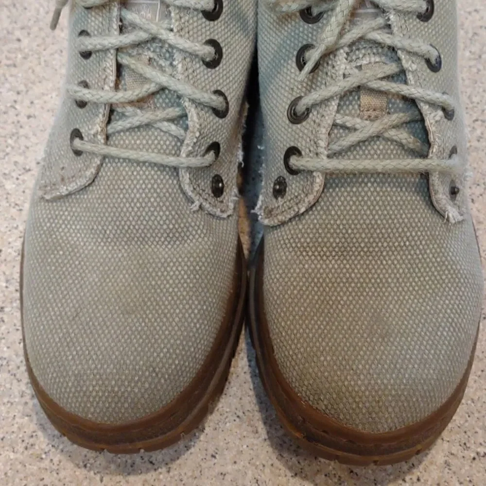 Men's  Canvas Chukka Boots Size 7.    M1